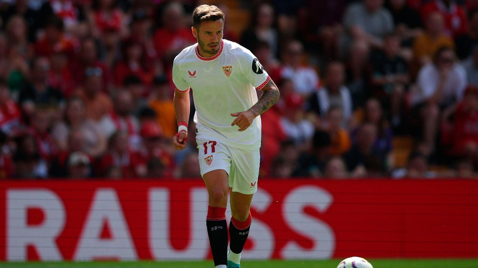 Saúl, durante un amistoso en el Sevilla y el Liverpool en Anfield.