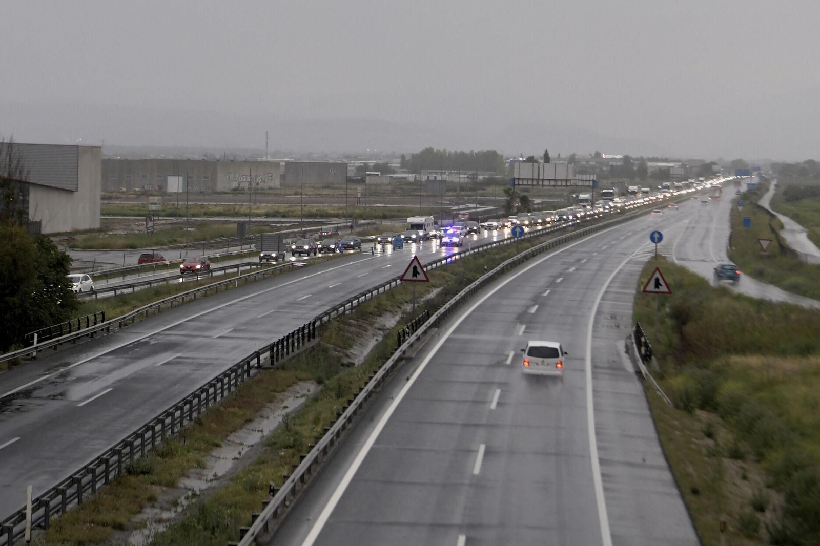 Un niño fallece en un accidente en la A-92 tras una repentina tromba de agua