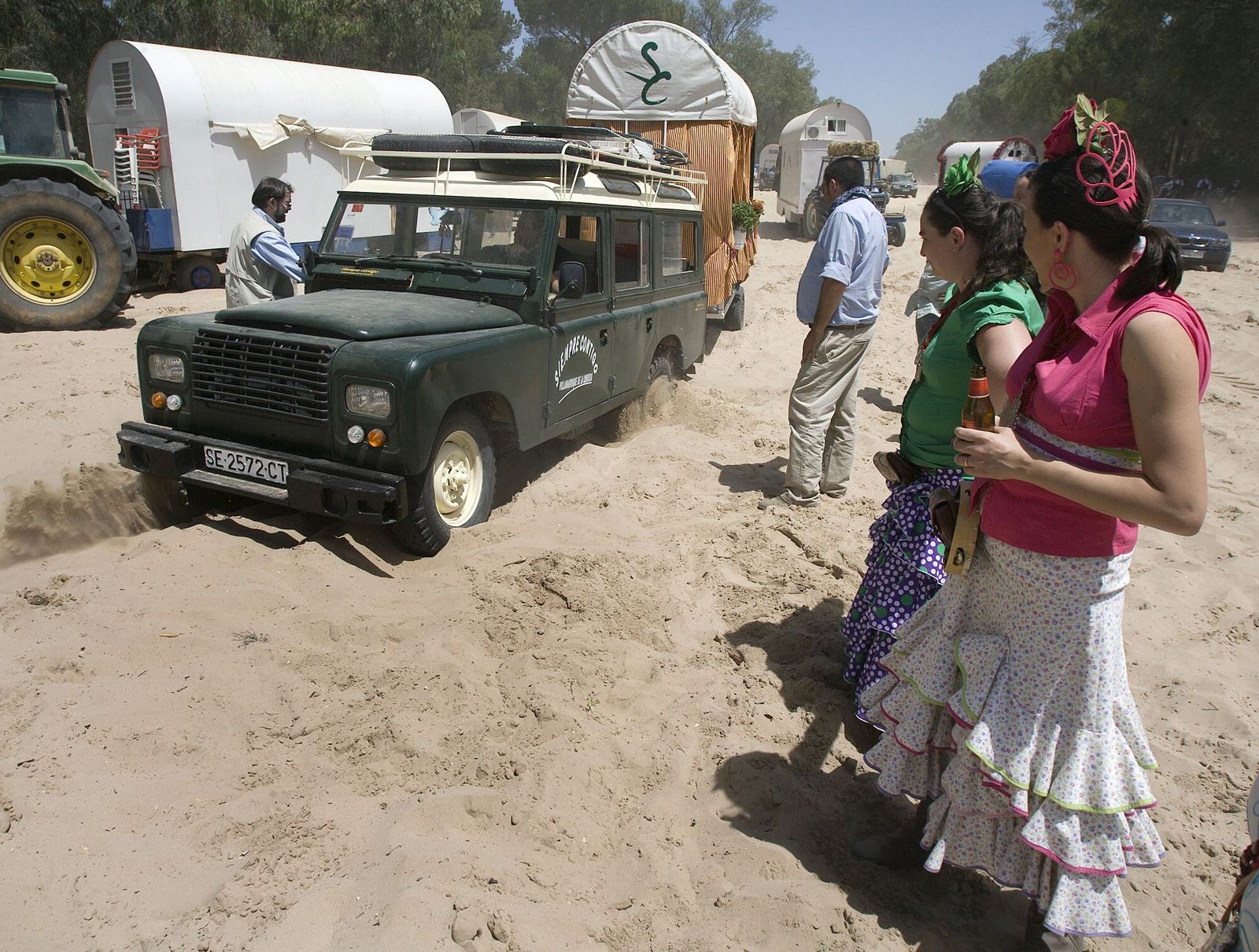 Todoterrenos y tractores por la Raya Real.