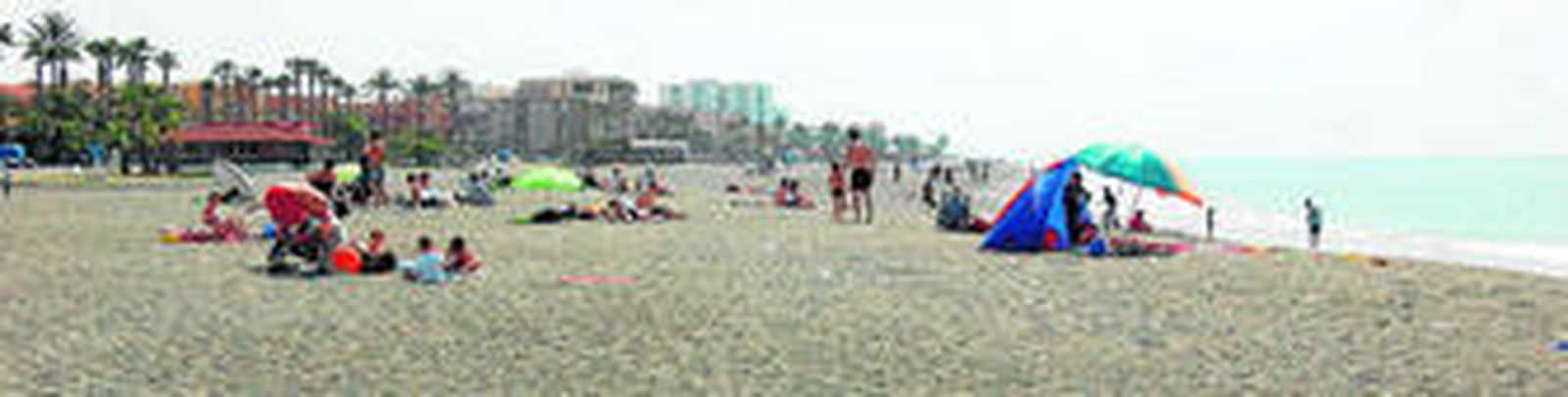 Los visitantes valoran los paisajes y las puestas de sol únicas en el litoral granadino.