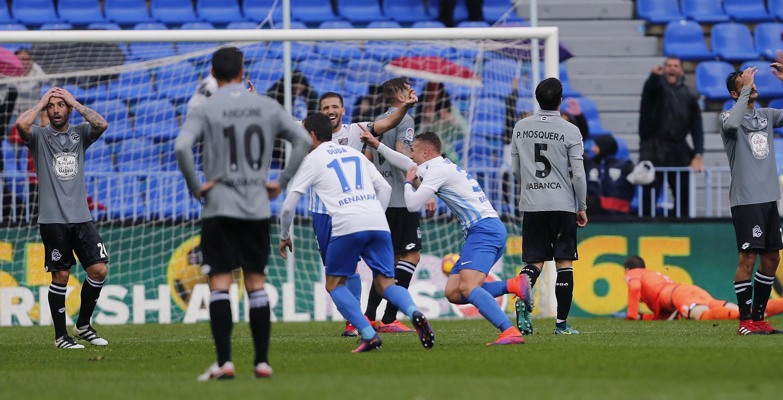 Ontiveros celebra el gol que le da la victoria al Málaga frente al Deportivo.