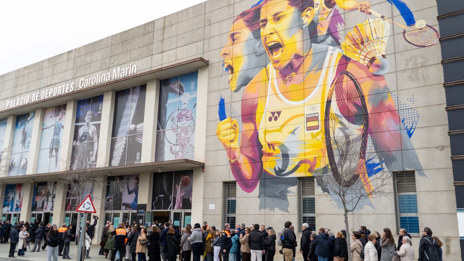 Ante el Pabellón de Deportes.