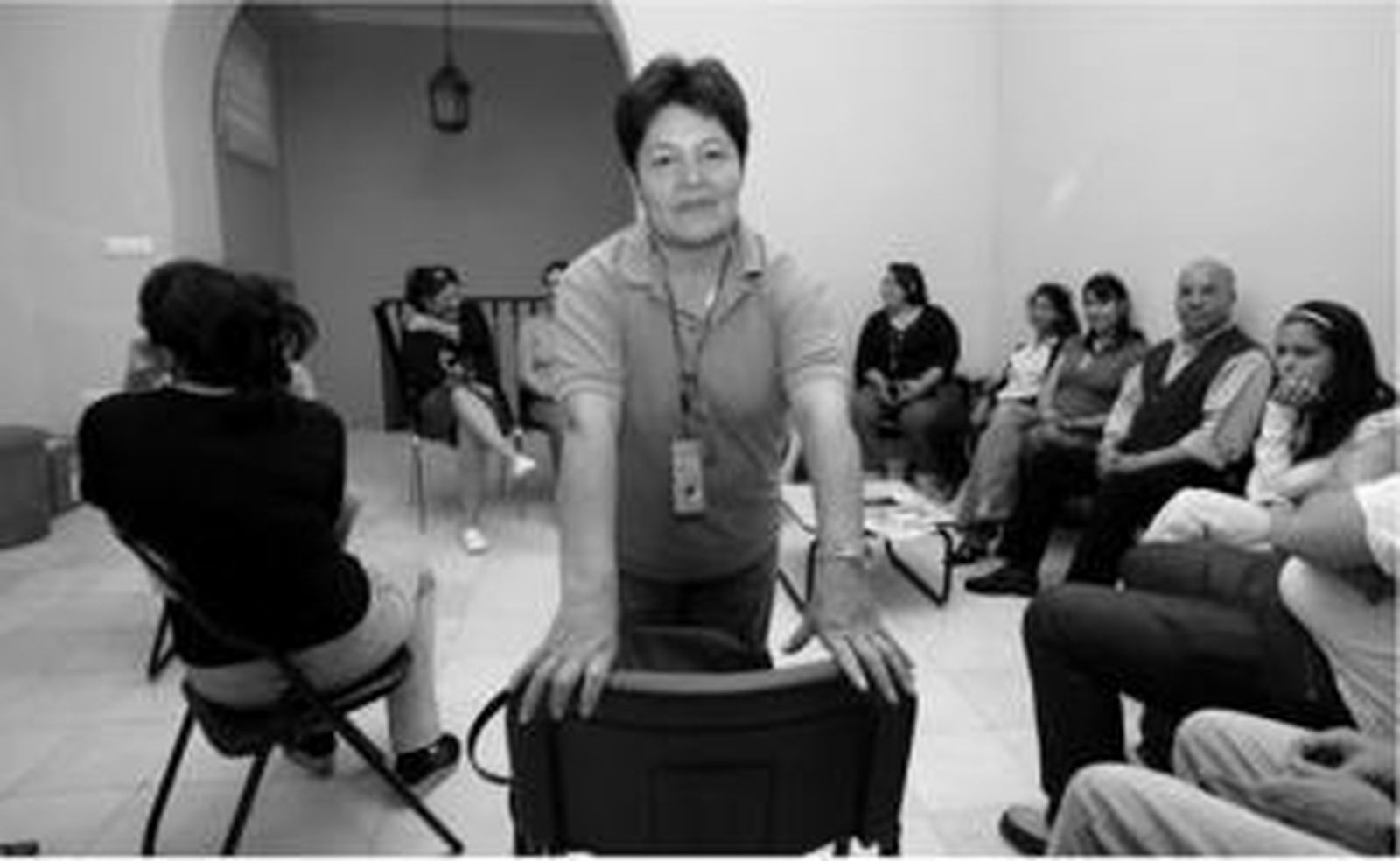 Julieta Rocabado, con algunos de sus compañeros del 'banco del tiempo', durante una de las reuniones que mantiene periódicamente el grupo para intercambiar impresiones.