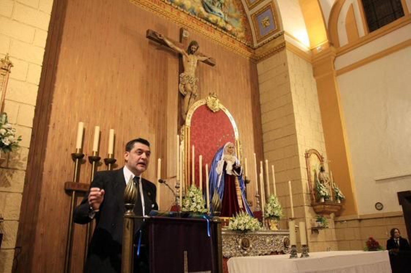 Arcángel, Argentina y Pepe 'El Marismeño' cantan la disertación del jefe de Cultura de 'Huelva Información', Eduardo Sugrañes. / Alberto Domínguez