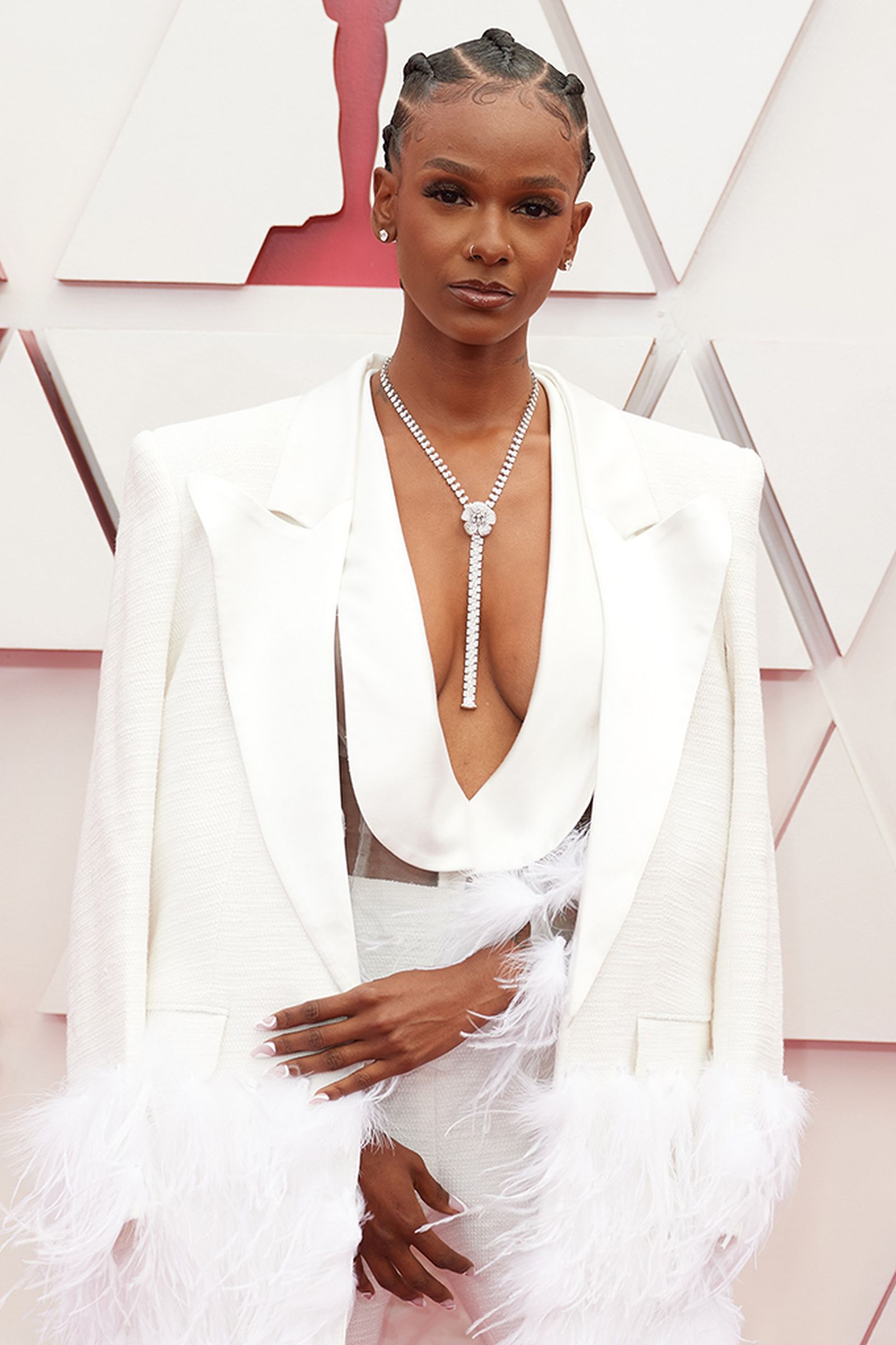 Tiara Thomas, con su sugerente traje chaqueta blanco.