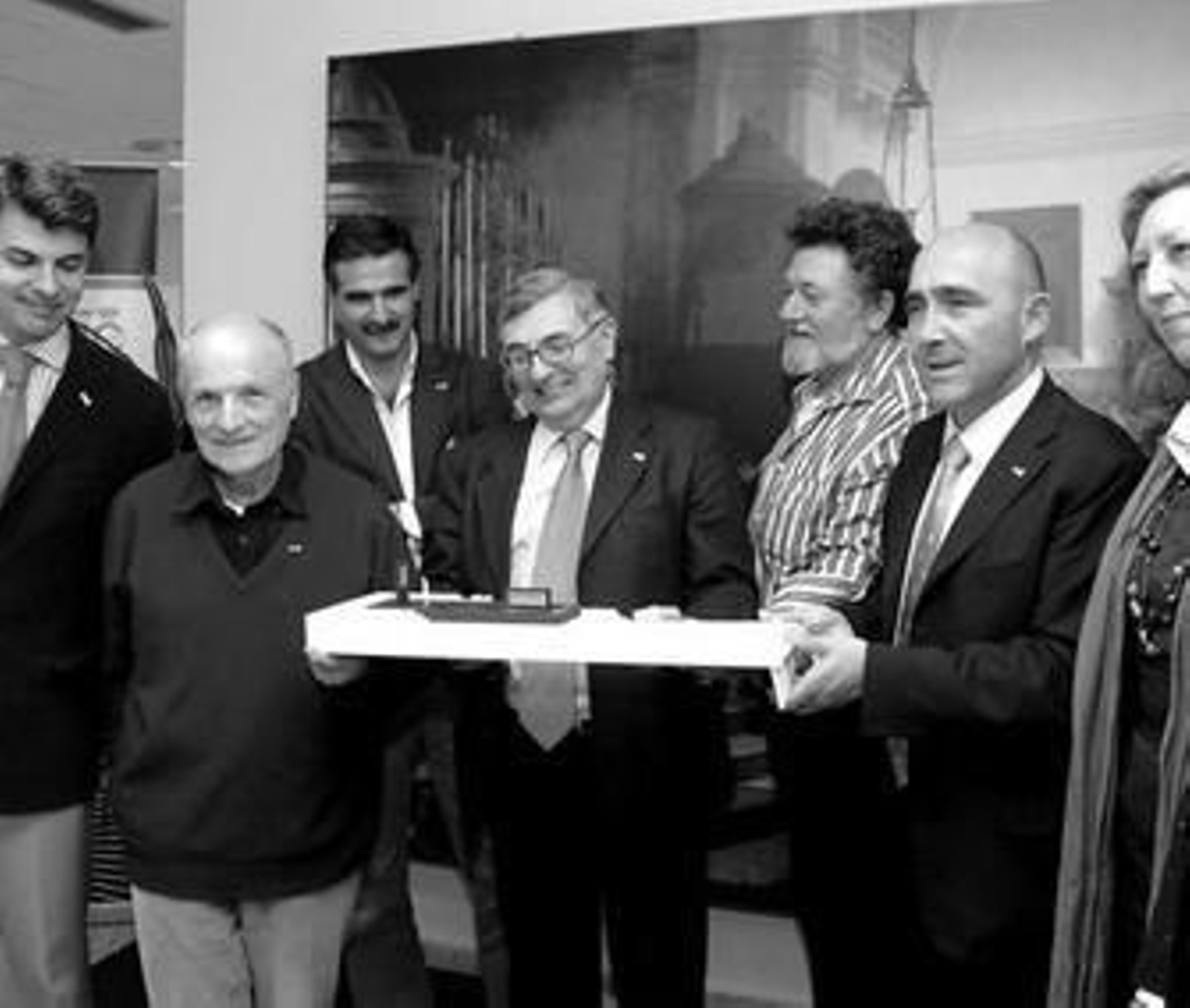 Miembros del jurado, junto al alcalde y concejales del equipo de gobierno, con la maqueta ganadora.