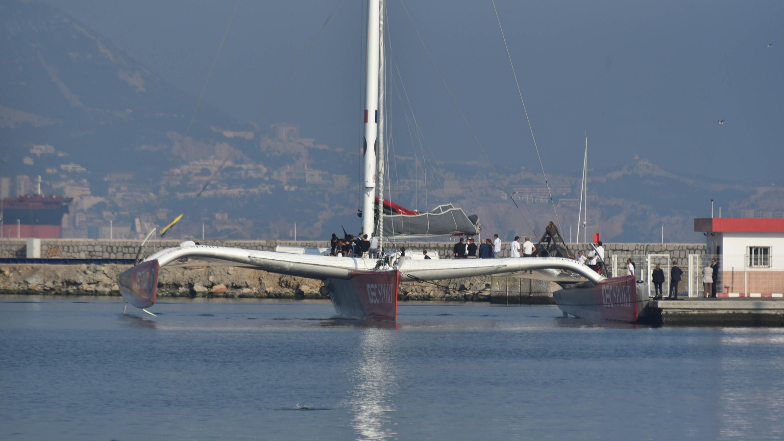Las fotos del maxitrimaran y la presentación del puerto seco de Antequera