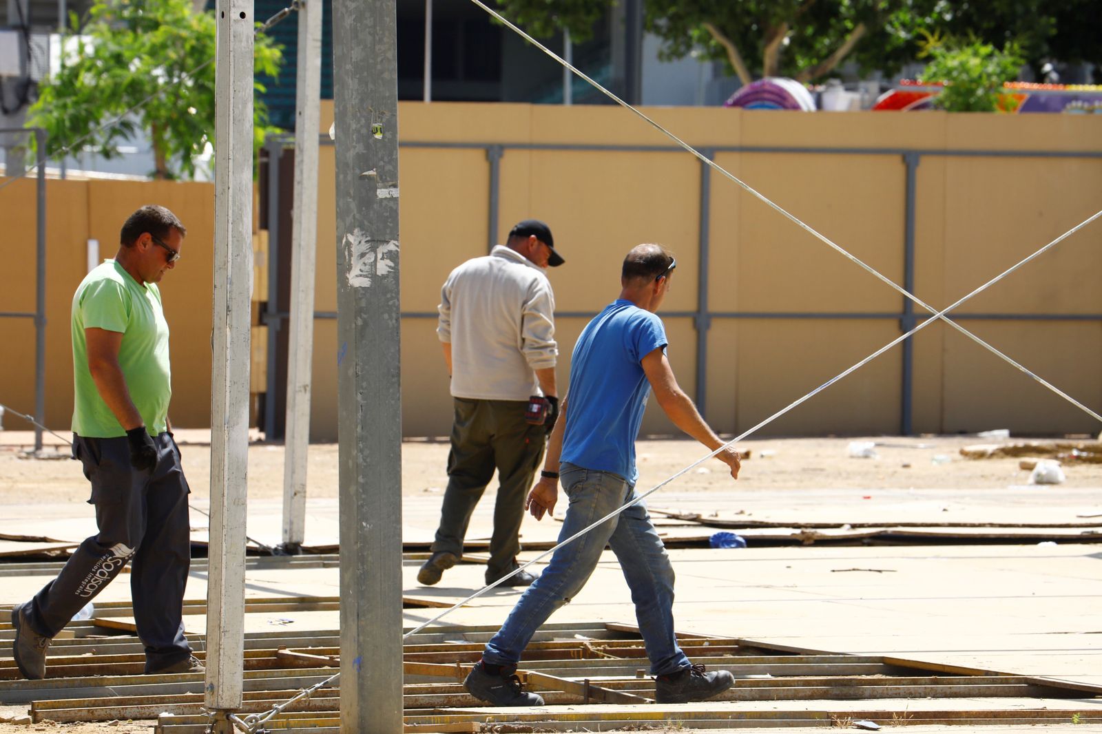 El desmontaje de las casetas y atracciones de la Feria de Córdoba, en imágenes