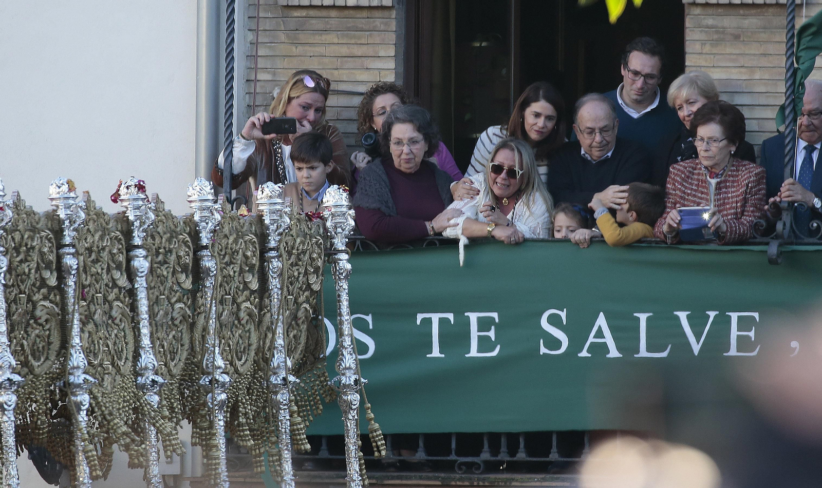 El traslado de la Esperanza de Triana, en imágenes