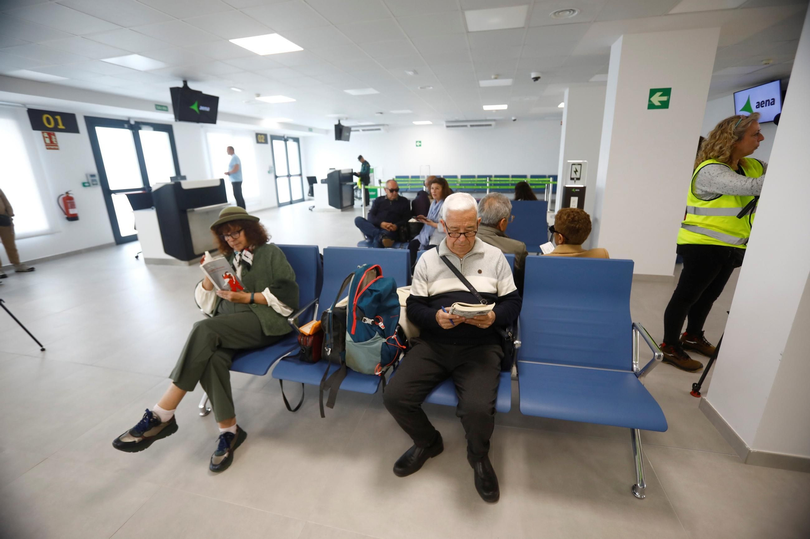 El aeropuerto de Córdoba recibe el primer vuelo de Binter desde Canarias, en imágenes
