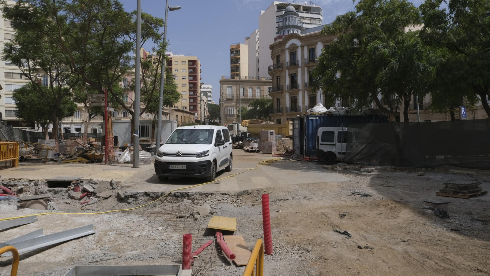 Las obras de peatonalización del Paseo de Almería entran en el turno de noche, en imágenes