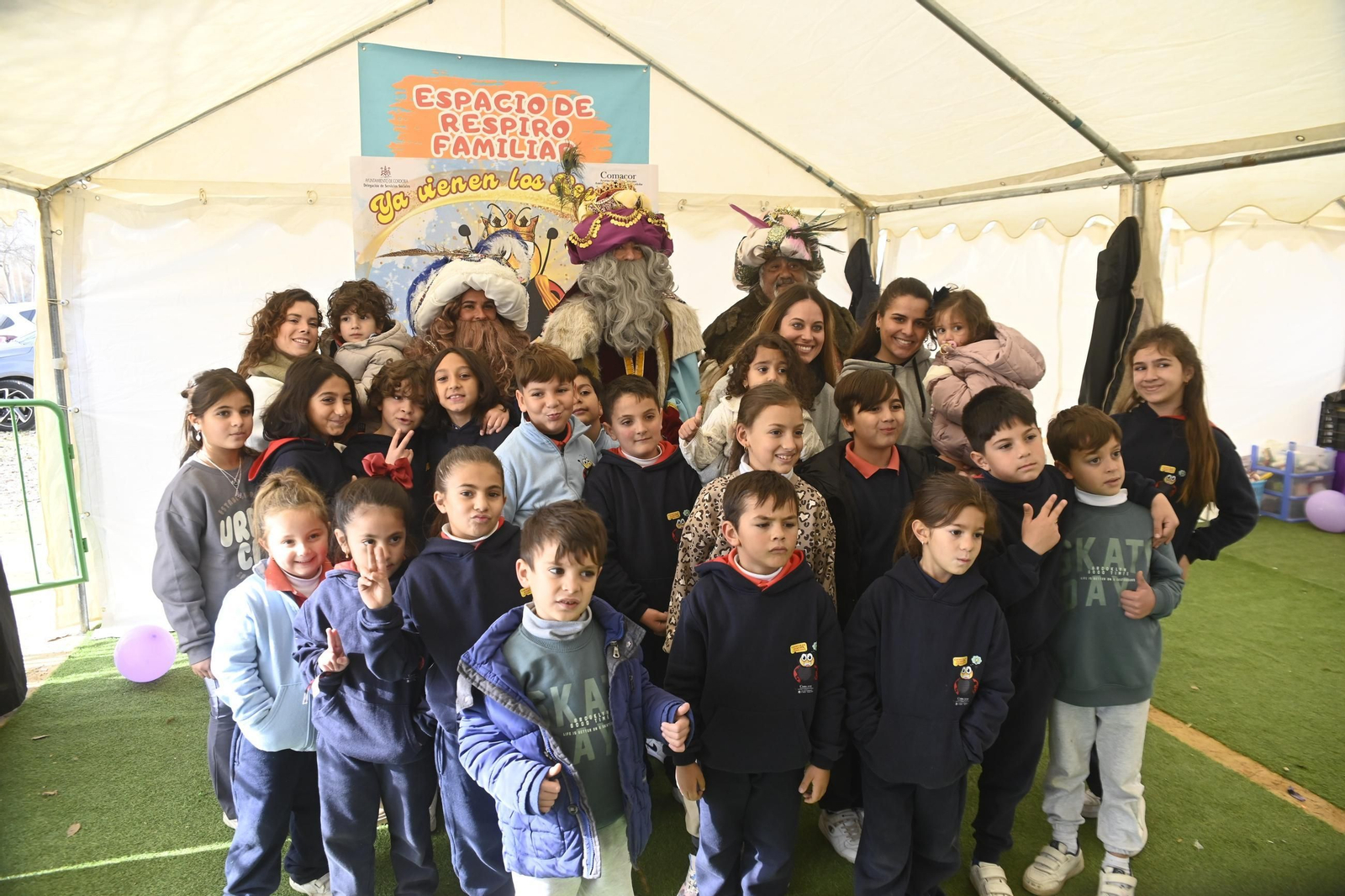 Los Reyes Magos visitan el mercadillo de El Arenal