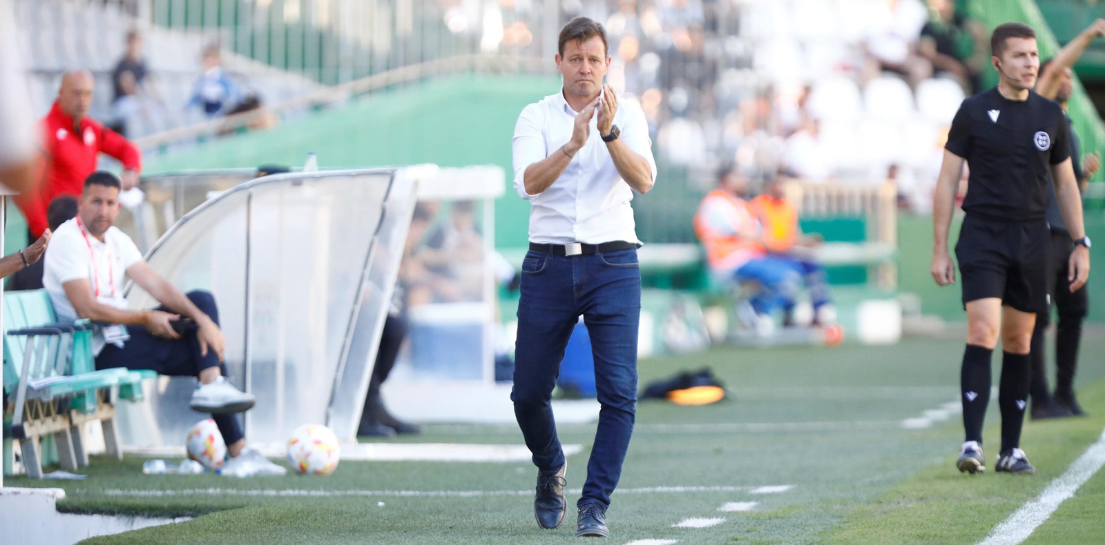 Manuel Mosquera aplaude a sus jugadores en su estreno con el Córdoba CF.