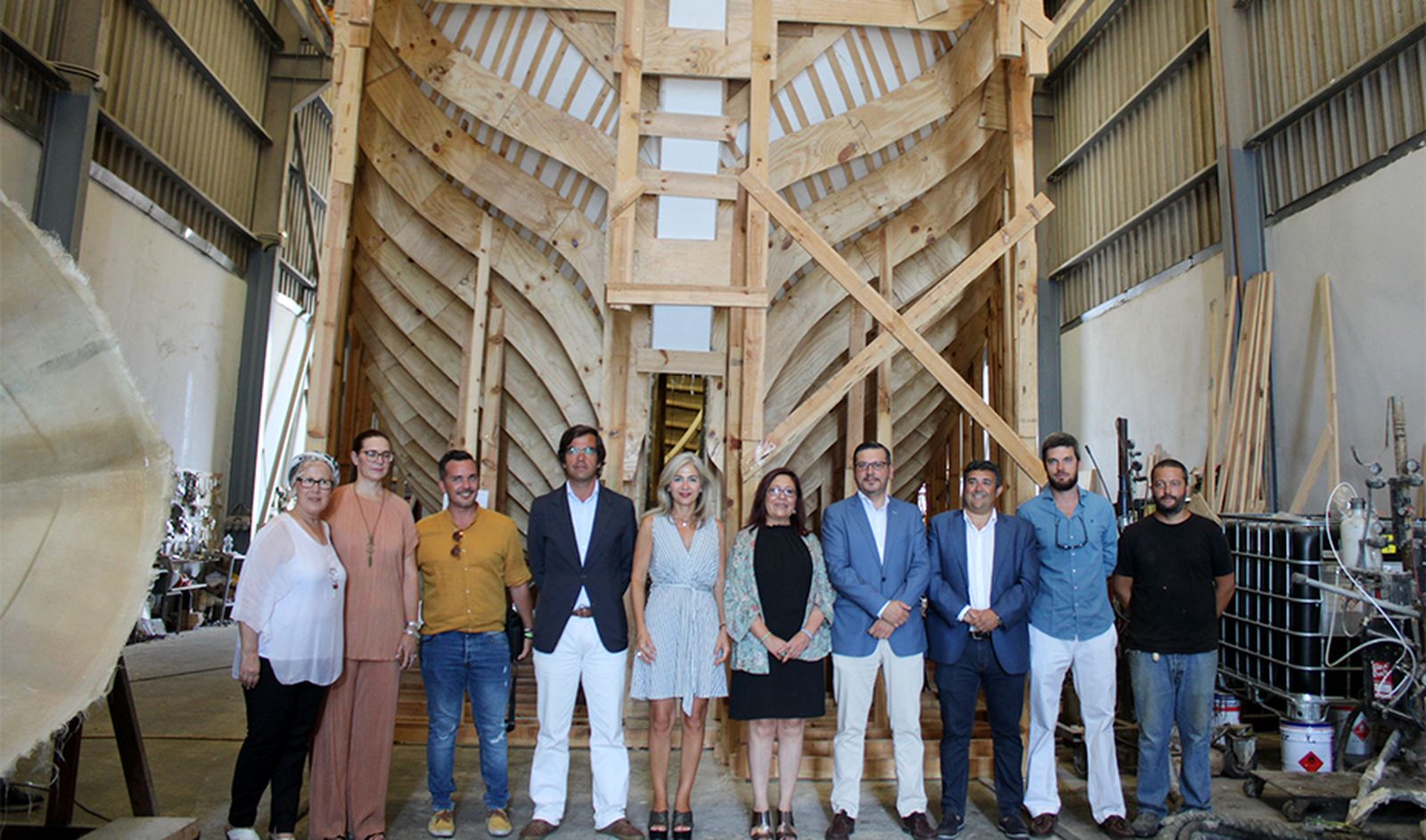 La consejera de Cultura visitó ayer la construcción de la réplica de la nao Victoria en Punta Umbría.