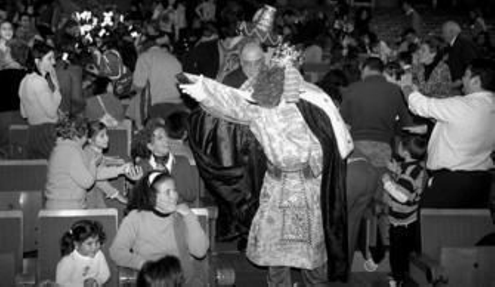 Los Magos de Oriente hicieron su entrada en el Palacio de Congresos de la Casa Colón por todo lo alto, repartiendo caramelos entre los niños.