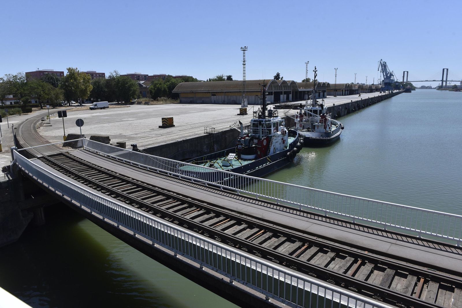 El puente de las Delicias y el Muelle de Tablada.