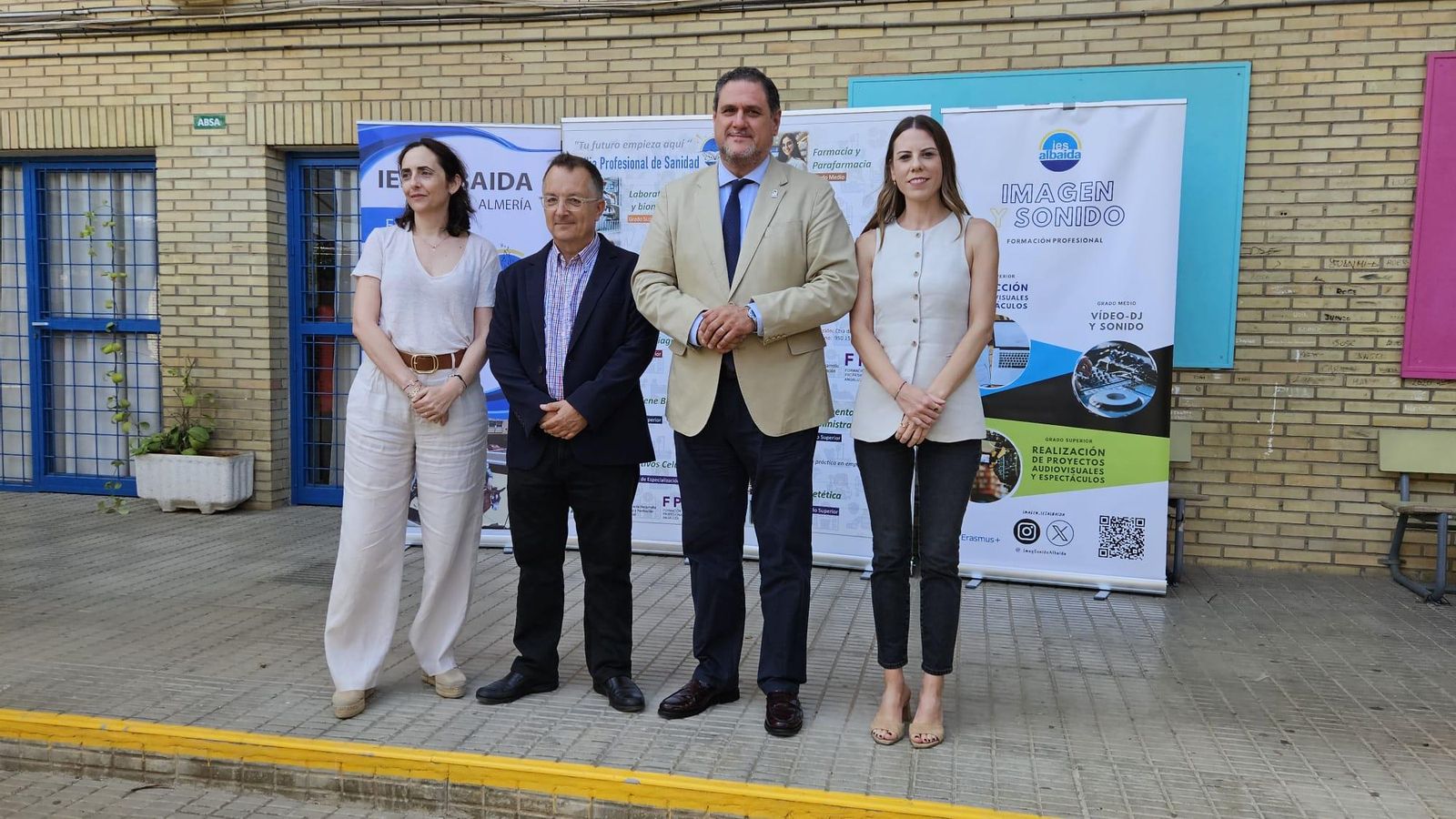 El delegado junto al director del centro durante la visita que ha realizado al IES Albaida de la capital, un referente en la FP de la rama sanitaria y de imagen y sonido. El delegado junto al director del centro durante la visita que ha realizado al IES Albaida de la capital, un referente en la FP de la rama sanitaria y de imagen y sonido.