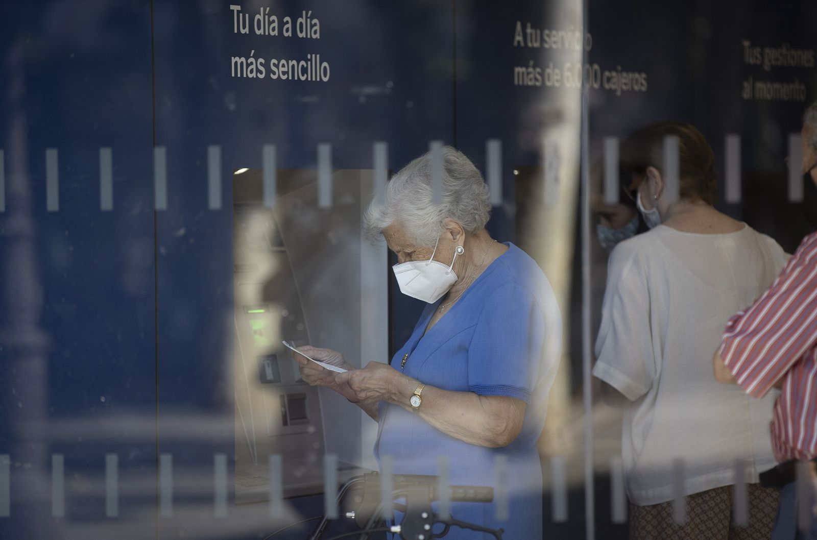 Una mujer con su mascarilla.