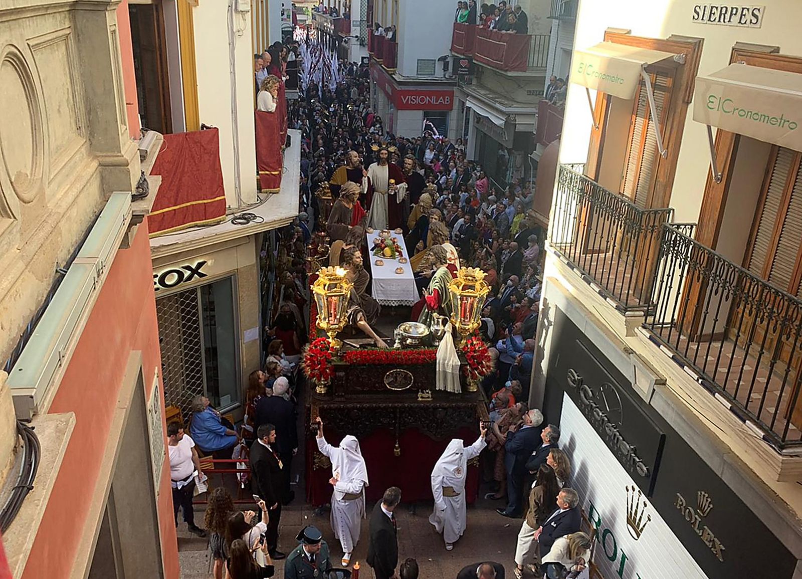 El paso de misterio de la Sagrada Cena por la calle Sierpes.