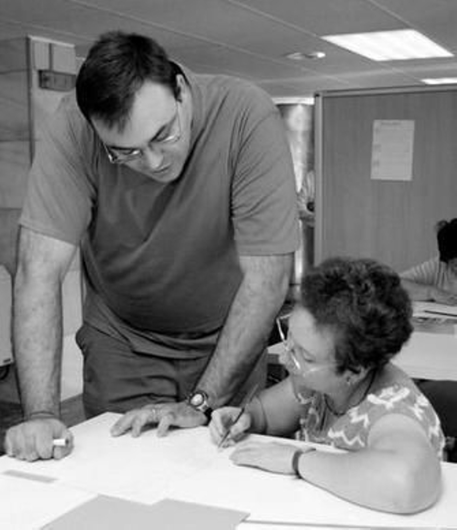 Un técnico de Faisem ayuda a una enferma mental.