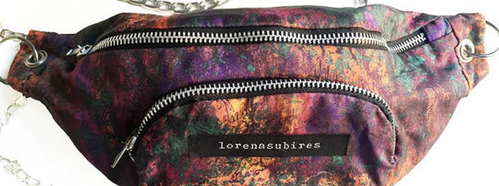 La diseñadora con una de sus riñoneras.