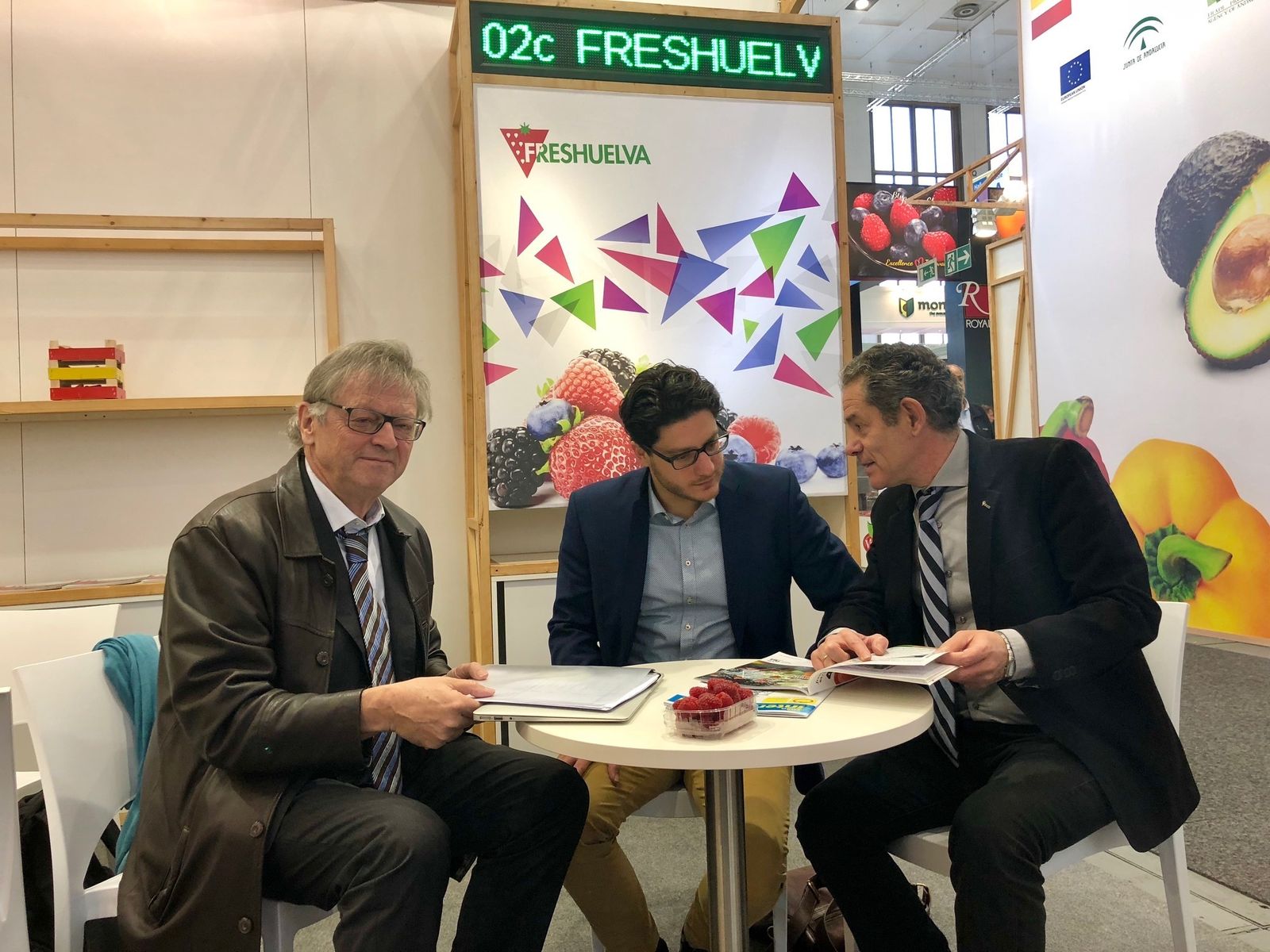 Una de las reuniones comerciales que se han mantenido en el estand de Freshuelva.