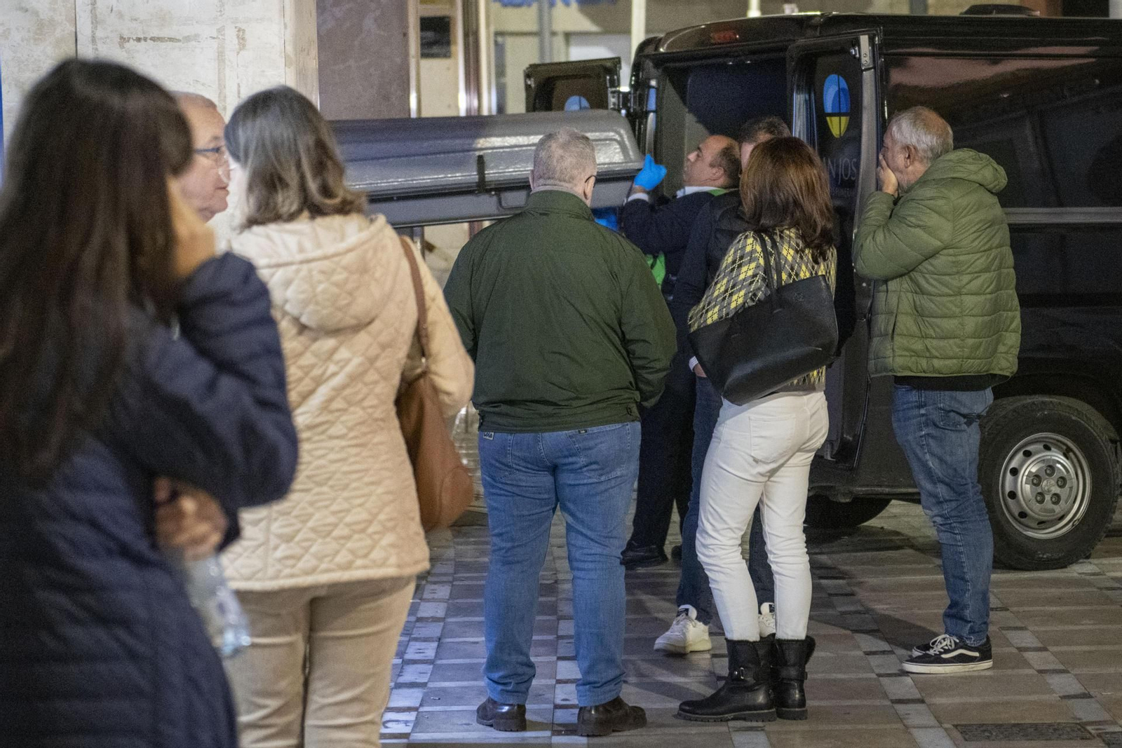 Familiares y amigos, junto la vivienda de las fallecidas.