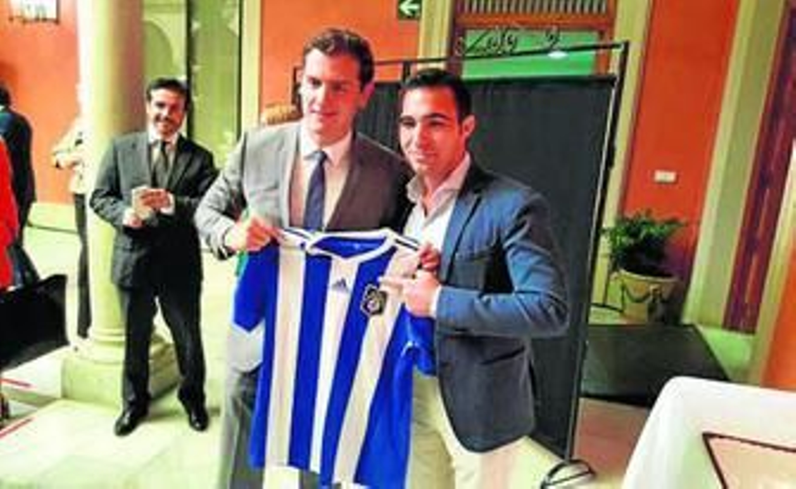 Albert Rivera posa junto a Manuel Repiso, candidato por Huelva.