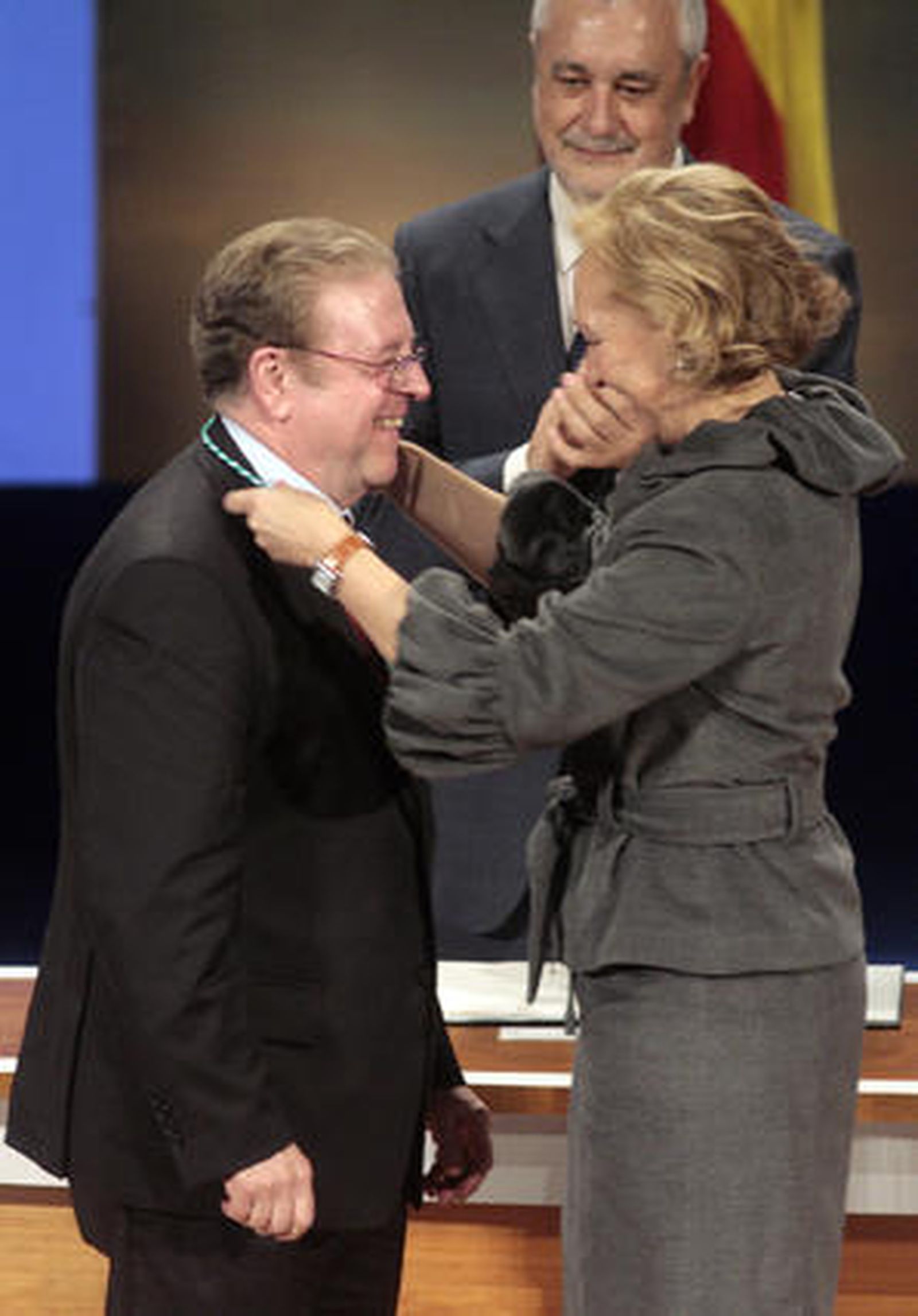 El escultor  Miguel Fuentes del Olmo recoge su medalla. / Juan Carlos Muñoz · Juan Carlos Vázquez