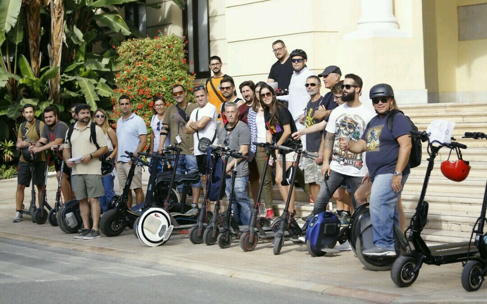 Usuarios de patinetes eléctricos concentrados en el Ayuntamiento