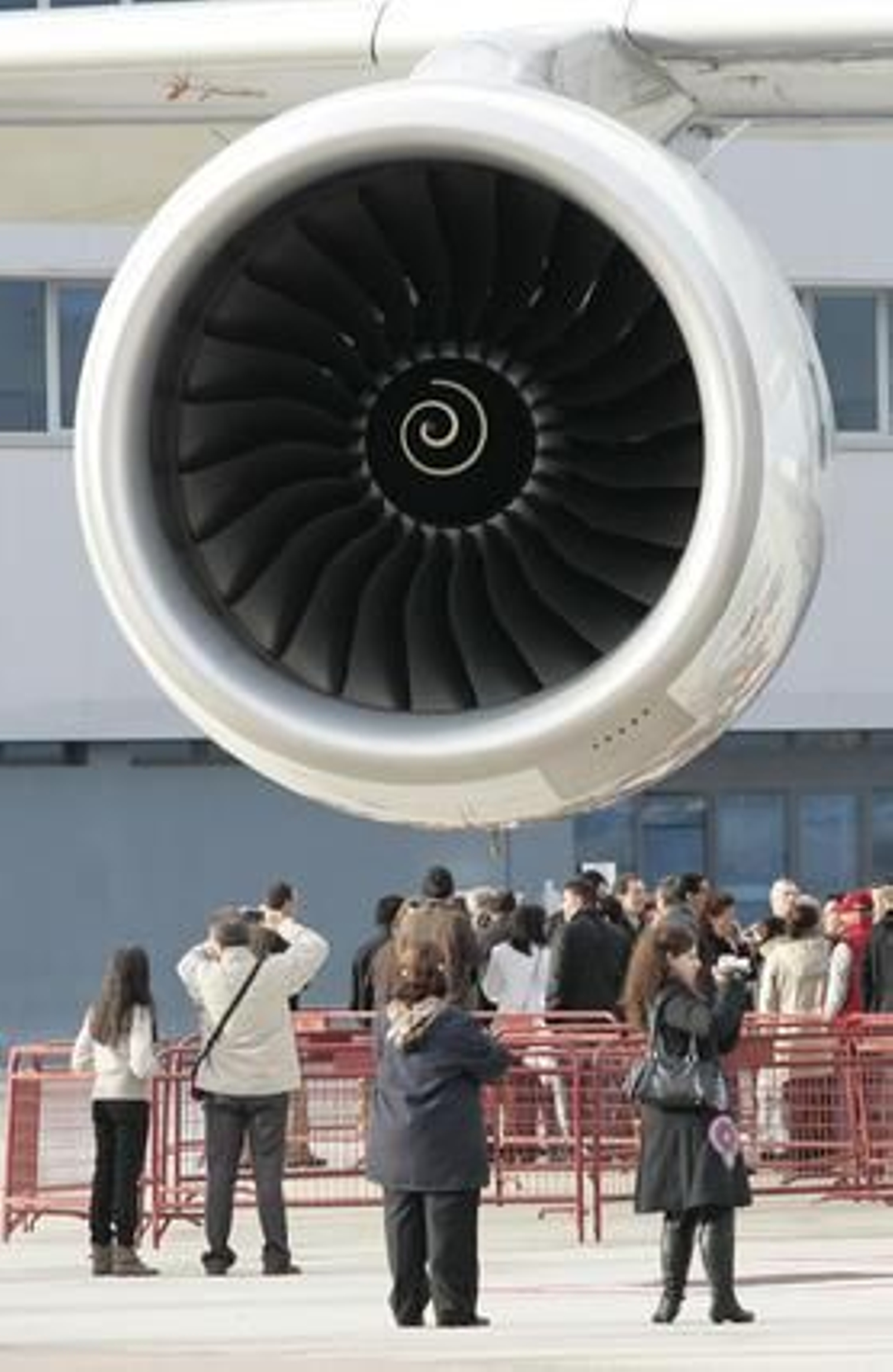 Airbus Military reunió en San Pablo y Tablada a 30.000 familiares y amigos de sus empleados en el denominado Día de la Familia, en el que visitaron las instalaciones de la empresa y diferentes aviones.

Foto: Juan Carlos Muñoz