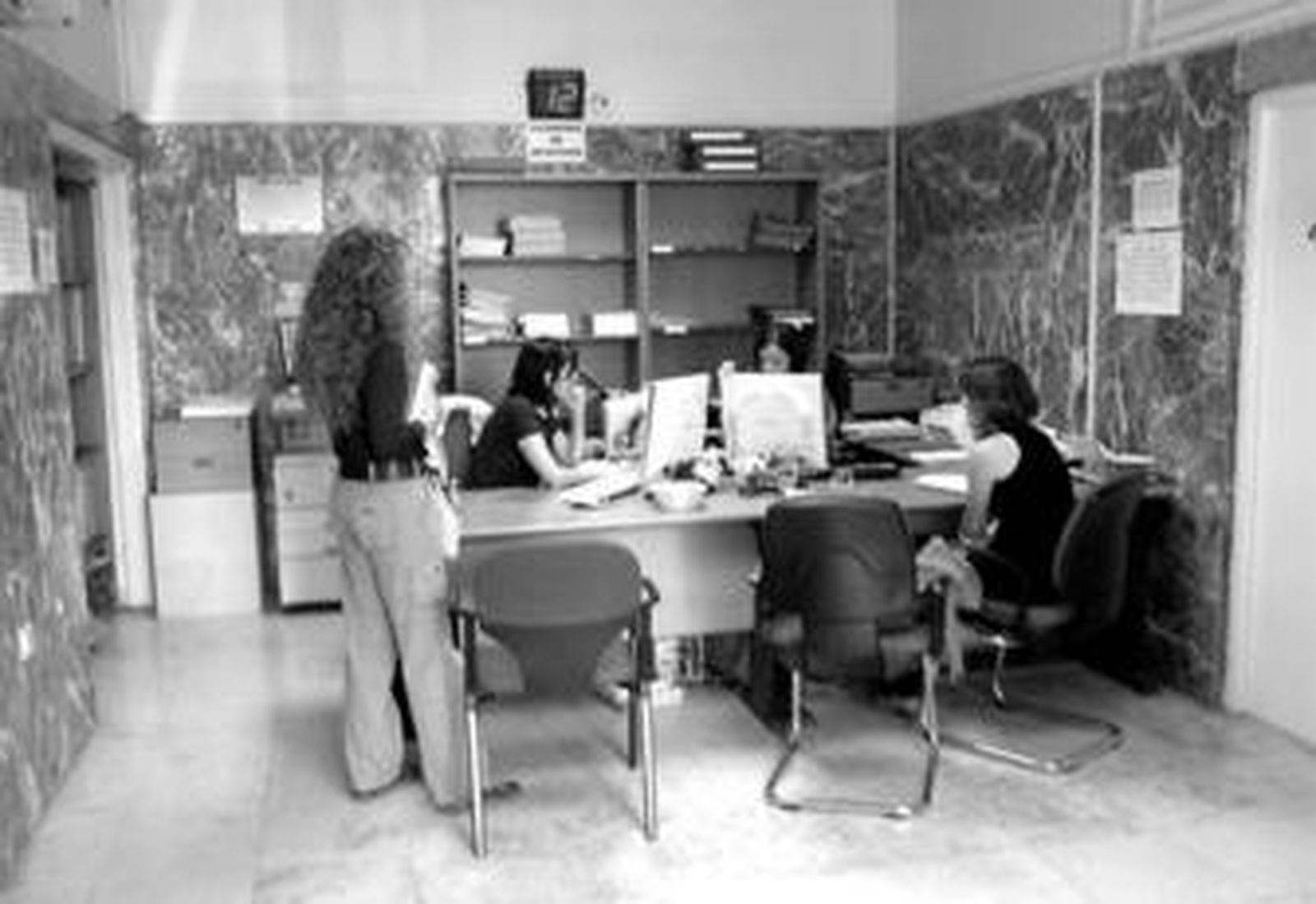 Varias personas, ayer, en la oficina de licencias de apertura del Ayuntamiento de Málaga situada en el Hospital Noble.