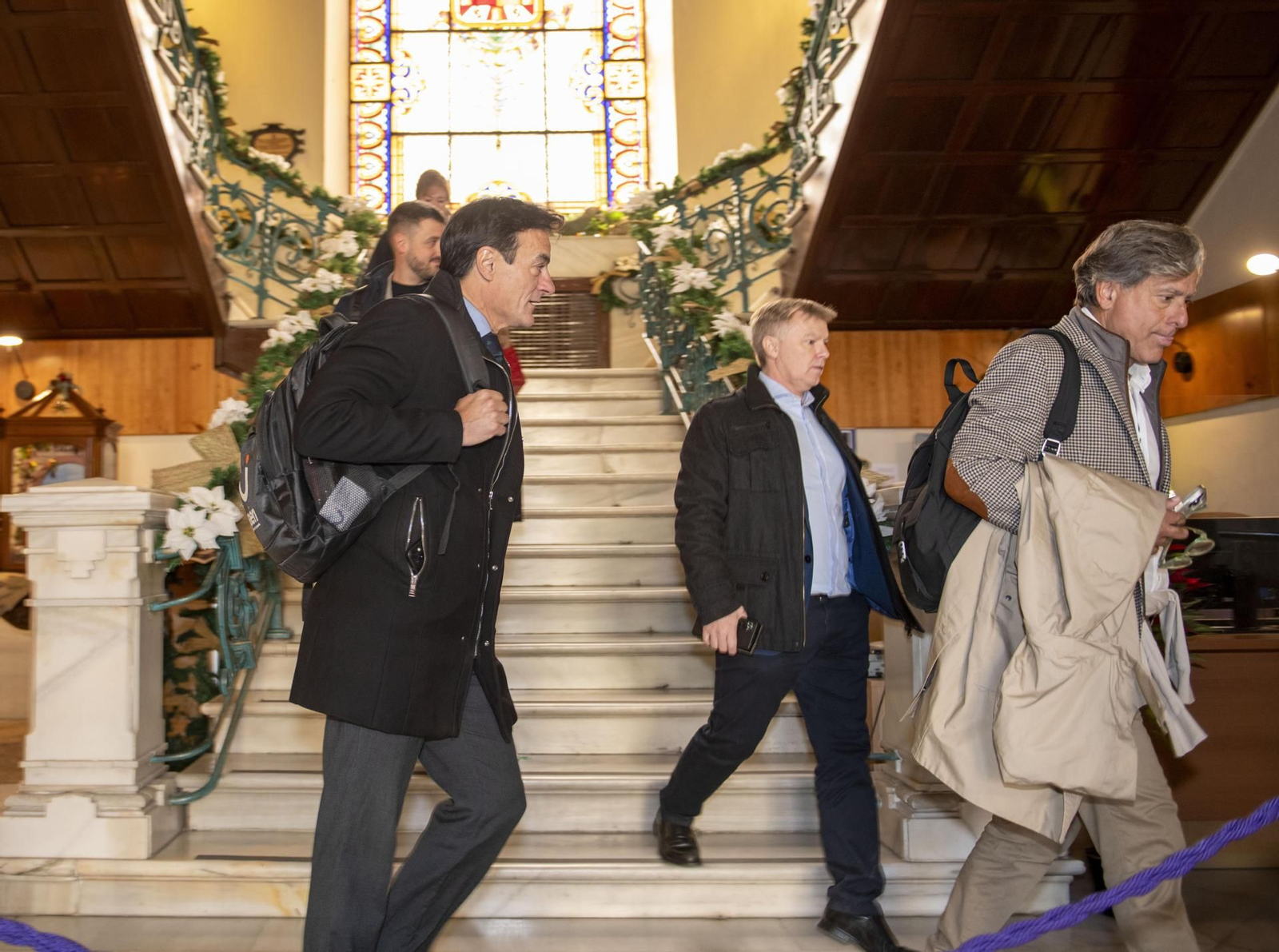 El actual alcalde de Jaén, Agustín González, acompañado de parte de su equipo, sale del Ayuntamiento momentos después de registrarse la moción de censura.