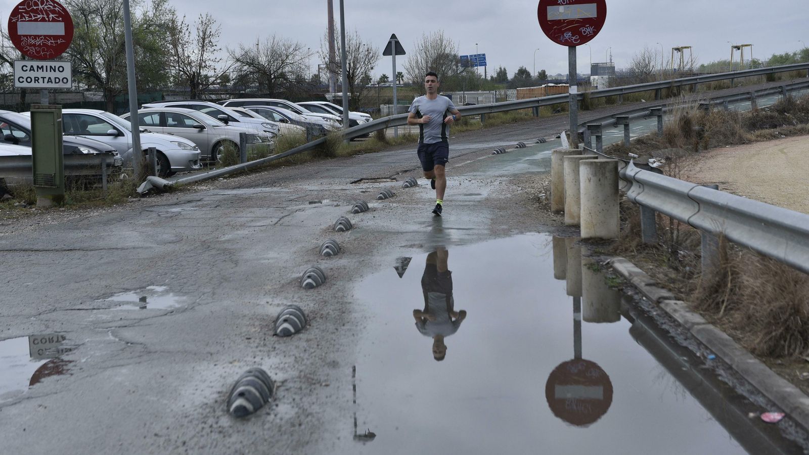 Socavones en la calzada, en el acceso al puente.