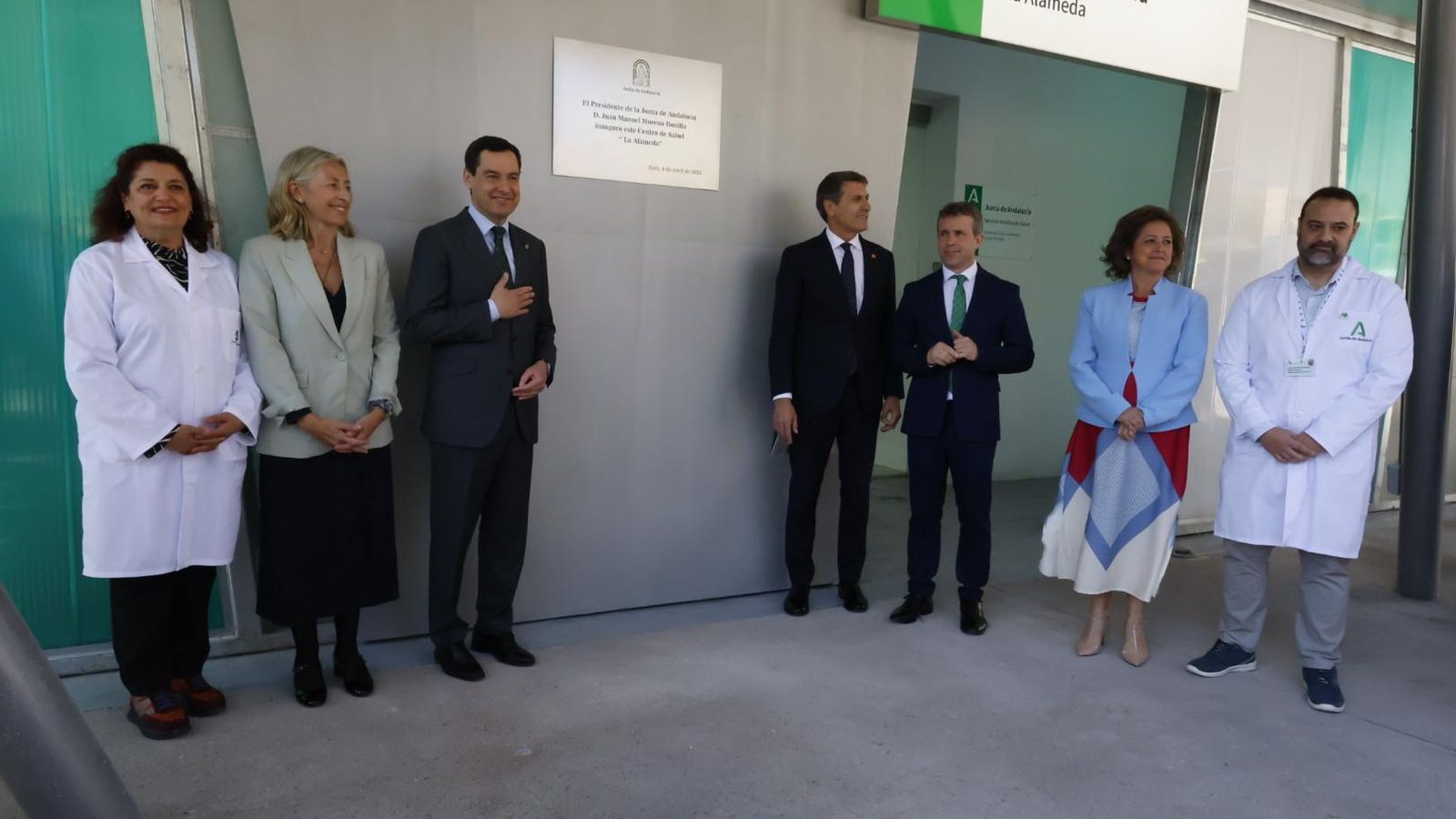 Autoridades, en la inauguración del Centro de Salu de La Alameda.