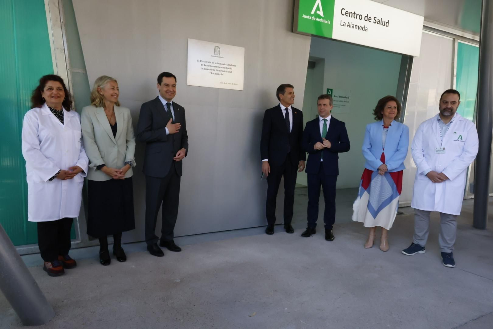 Autoridades, en la inauguración del Centro de Salu de La Alameda.