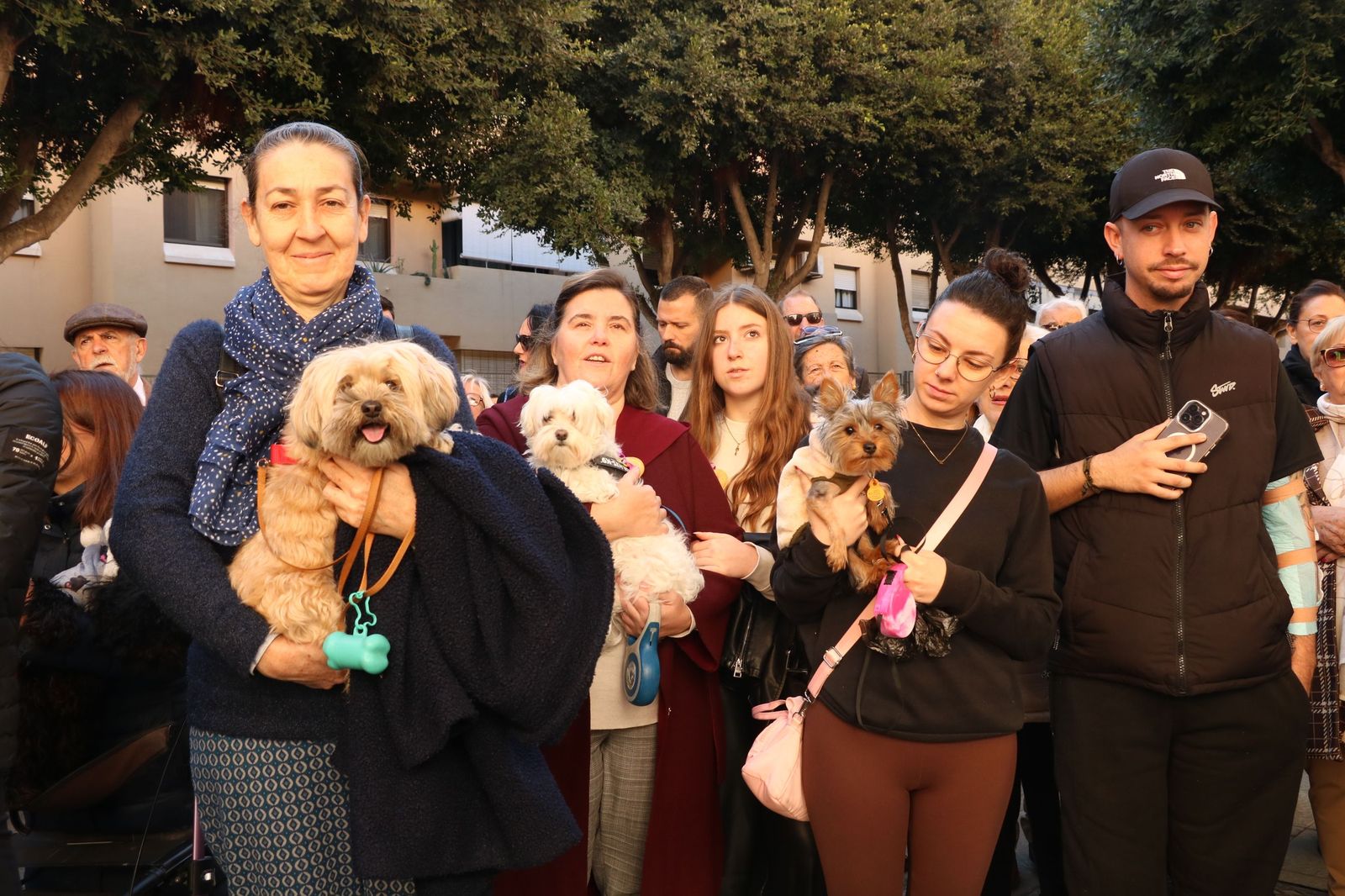 Decenas de mascotas se encontraron frente a la ermita de San Antón.