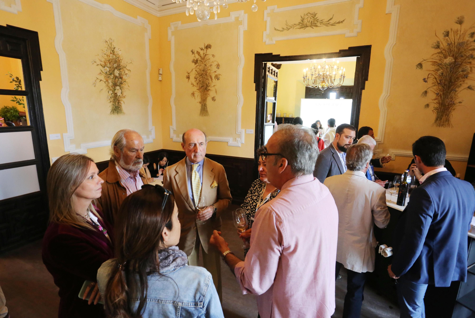 El presidente del Consejo Regulador del jerez y la manzanilla en el stand de la institución jerezana del vino.