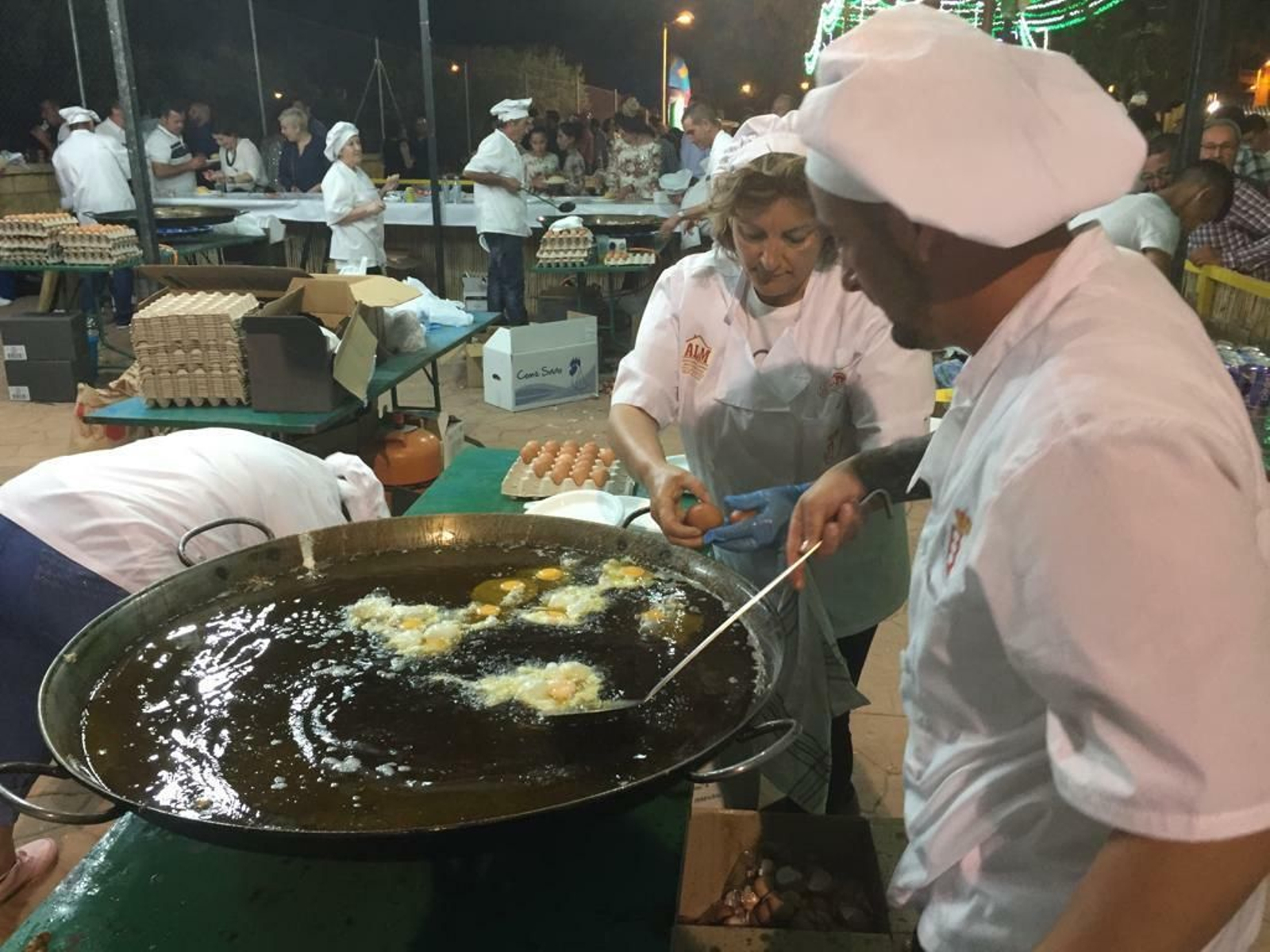 Un perol, a pleno rendimiento en el recinto ferial de Villafranca.