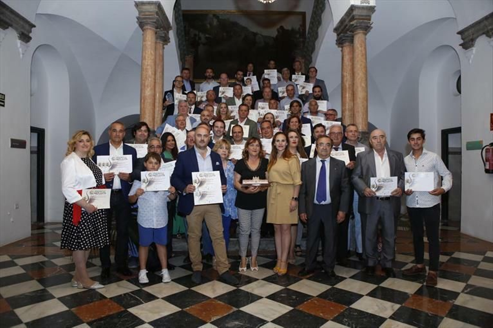 Imagen de los premiados en la escalinata de la Diputación de Córdoba.