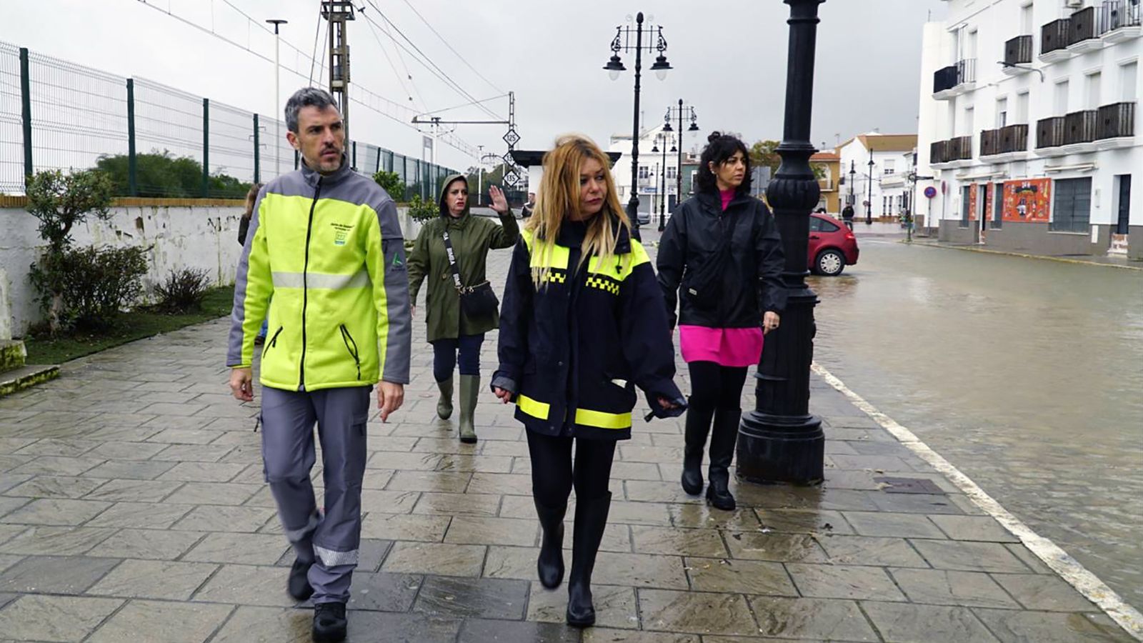 Visita de la alcaldesa del municipio Rocío Cardenas en las zonas inundadas de San Juan del Puerto.