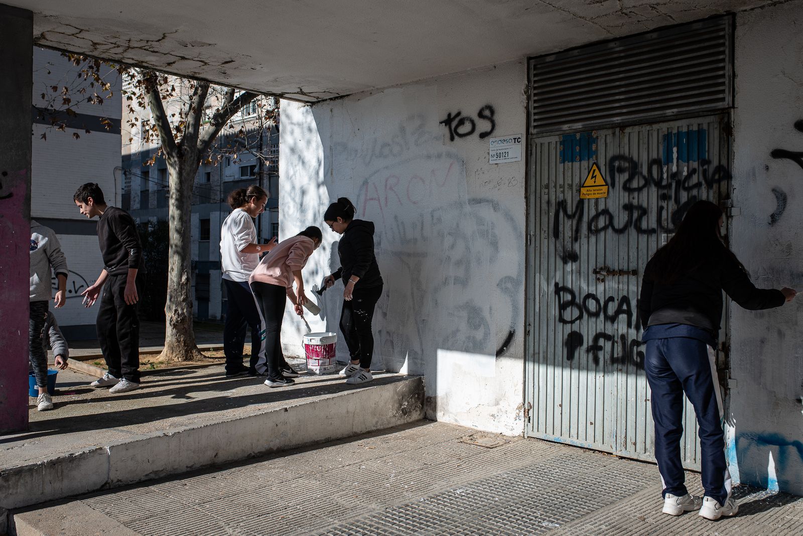 Imágenes de la limpieza de pintadas en La Hispanidad por los alumnos del Colegio de La Hispanidad en el Día de la Paz