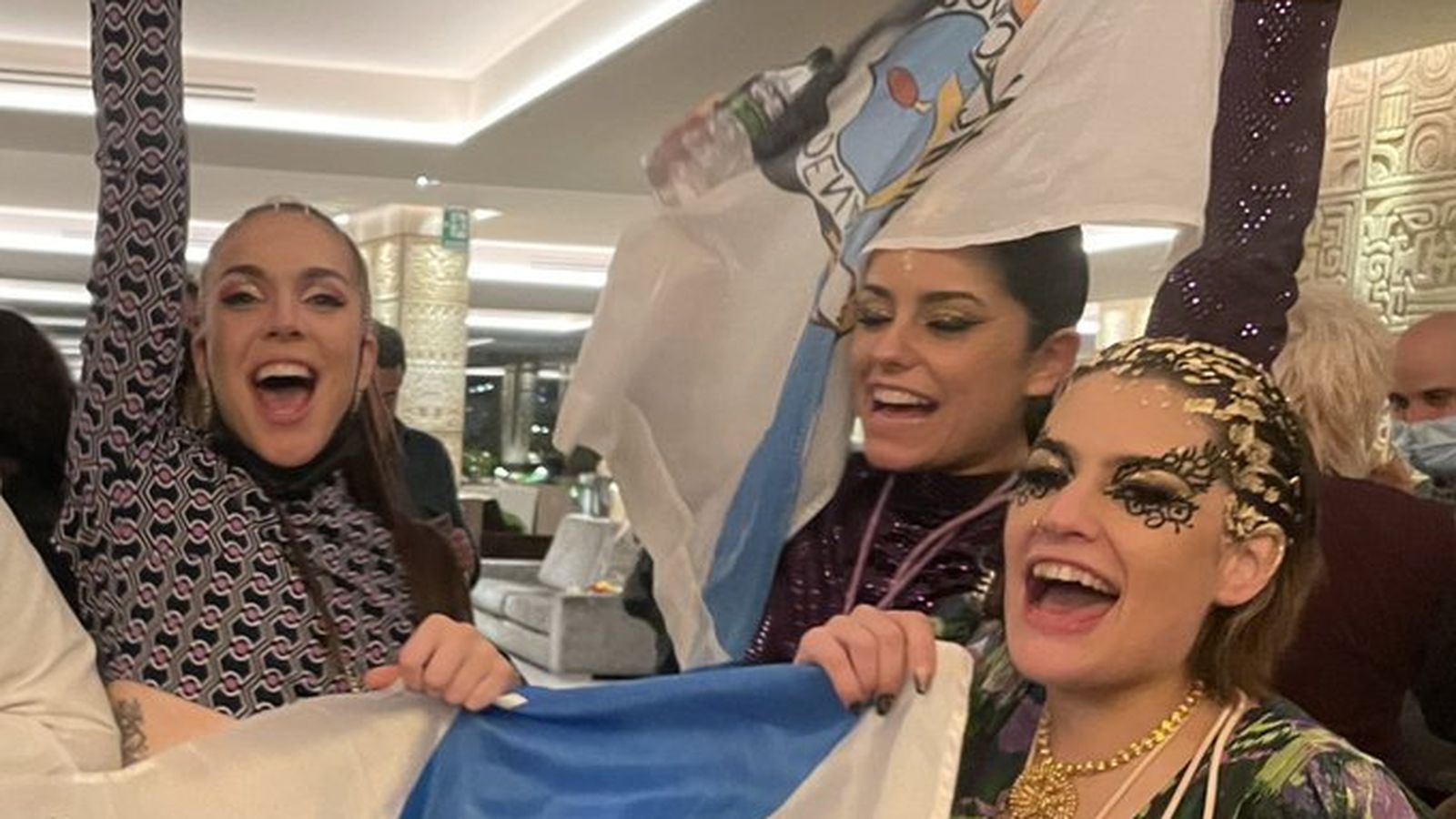 Las componentes de Tanxugueiras con una bandera oficial gallega y otra indepedentista el sábado por la noche tras la final