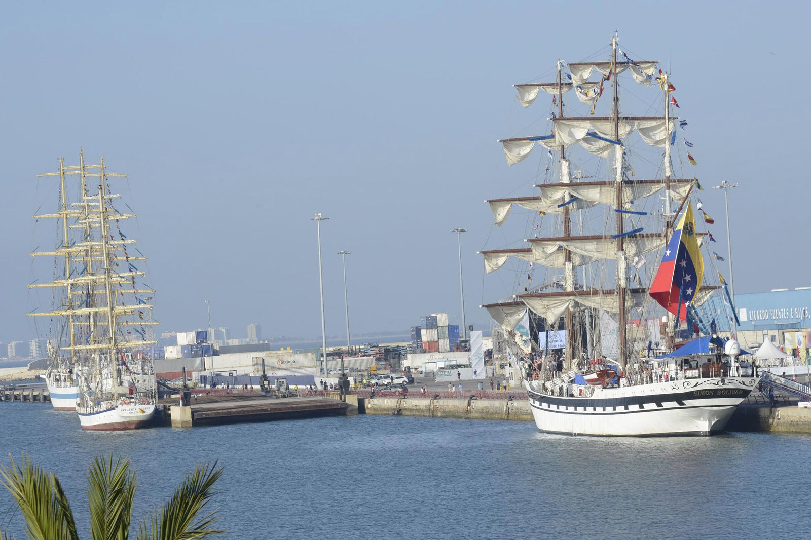 Veleros atracados en el muelle Marqués de Comillas, cuyas obras de ampliación están siendo revisadas.