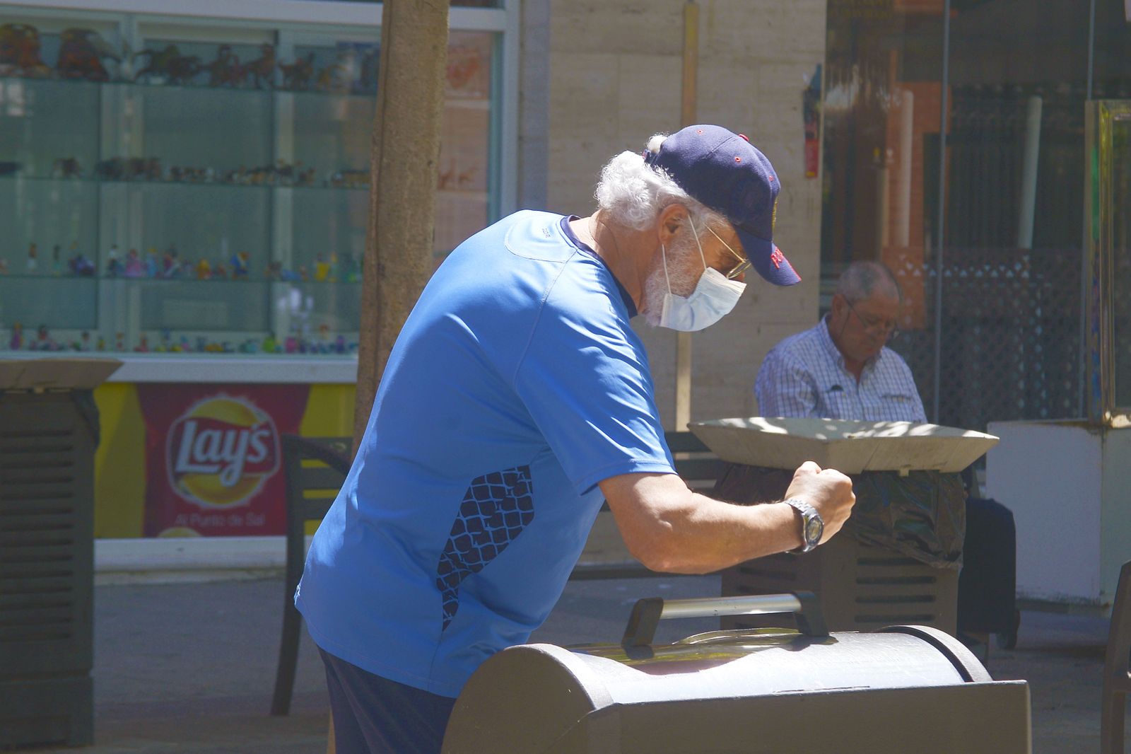 Fotos de gente con mascarillas en Algeciras