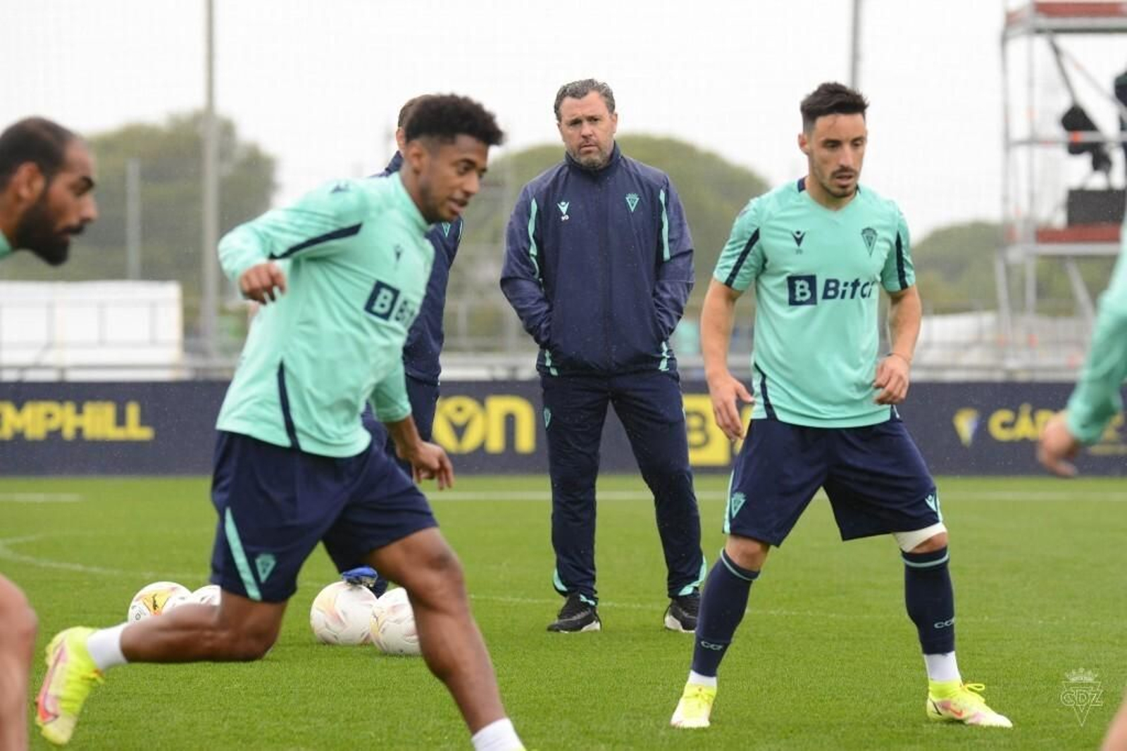 Sergio, atento a Lozano a Iza en un entrenamiento.