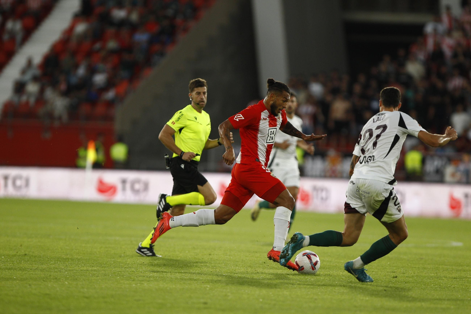Luis Suárez intenta marcharse en carrera de un rival durante el anterior encuentro de los rojiblancos disputado en el Estadio de los Juegos Mediterráneos.