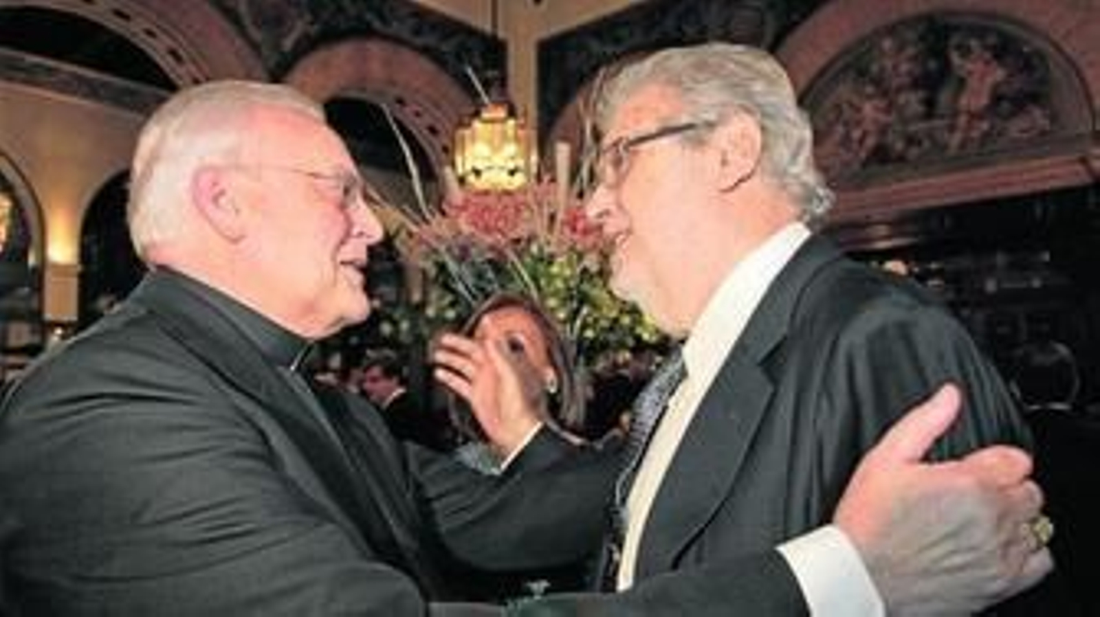El cardenal Carlos Amigo Vallejo saluda la editor José Manuel Lara en el acto de entrega de la segunda edición del Premio Manuel Clavero.