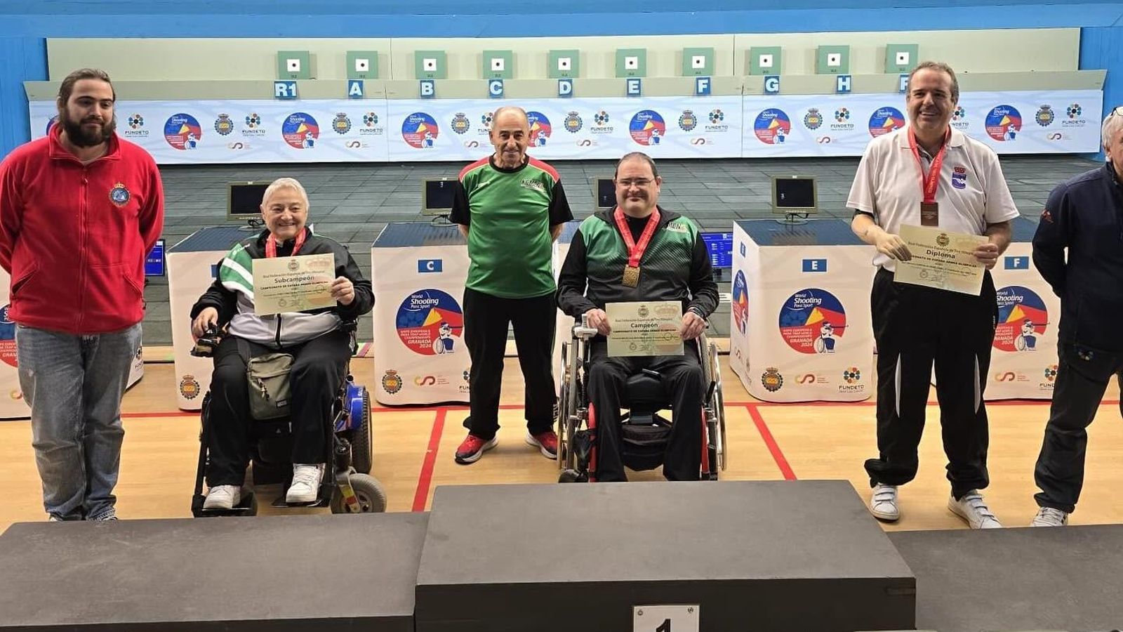 Concha Cobo, con su medalla de plata, junto a sus compañeros de podio.