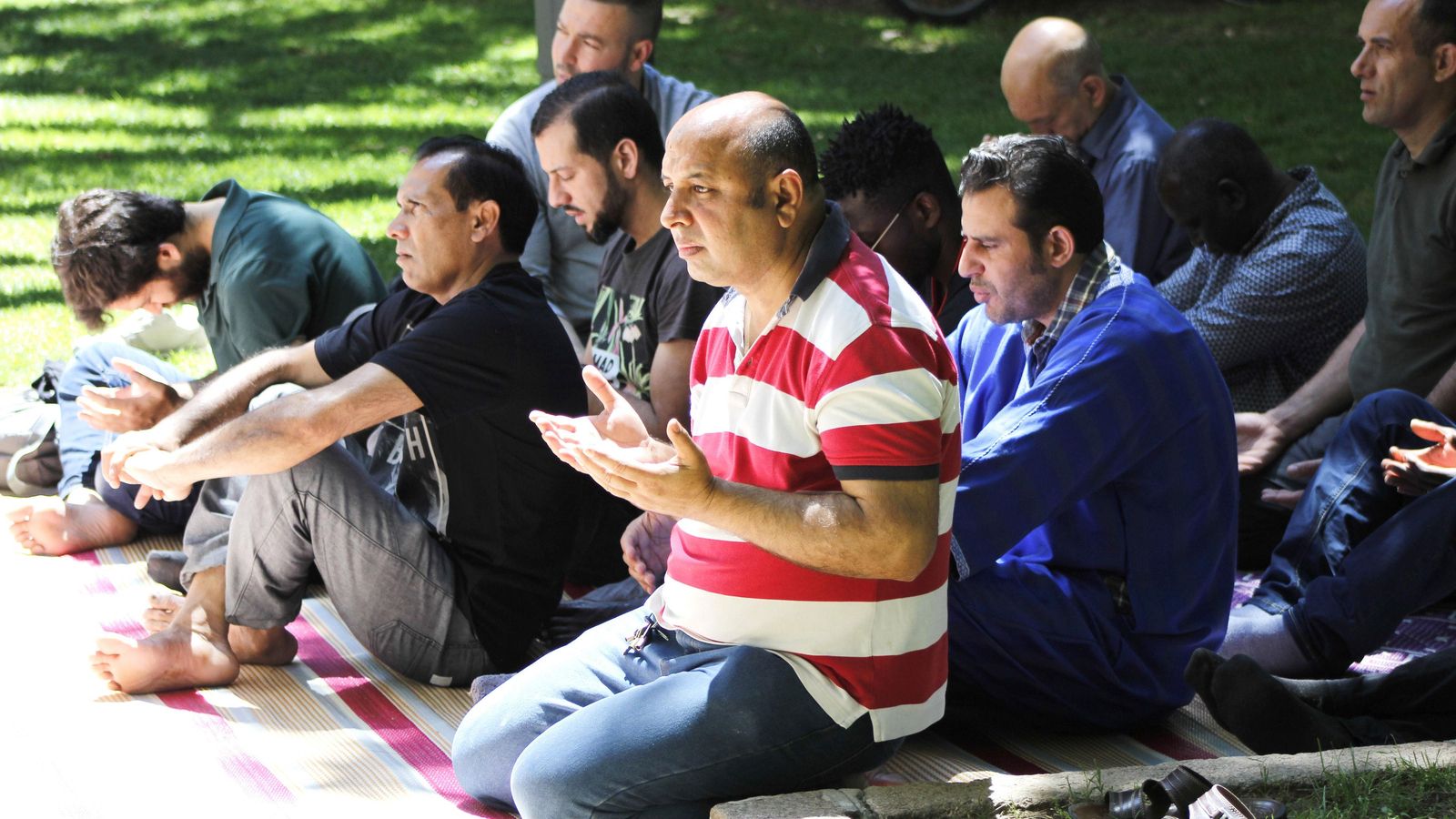 Un grupo realiza las oraciones en la mezquita de Colón. Un grupo realiza las oraciones en la mezquita de Colón.